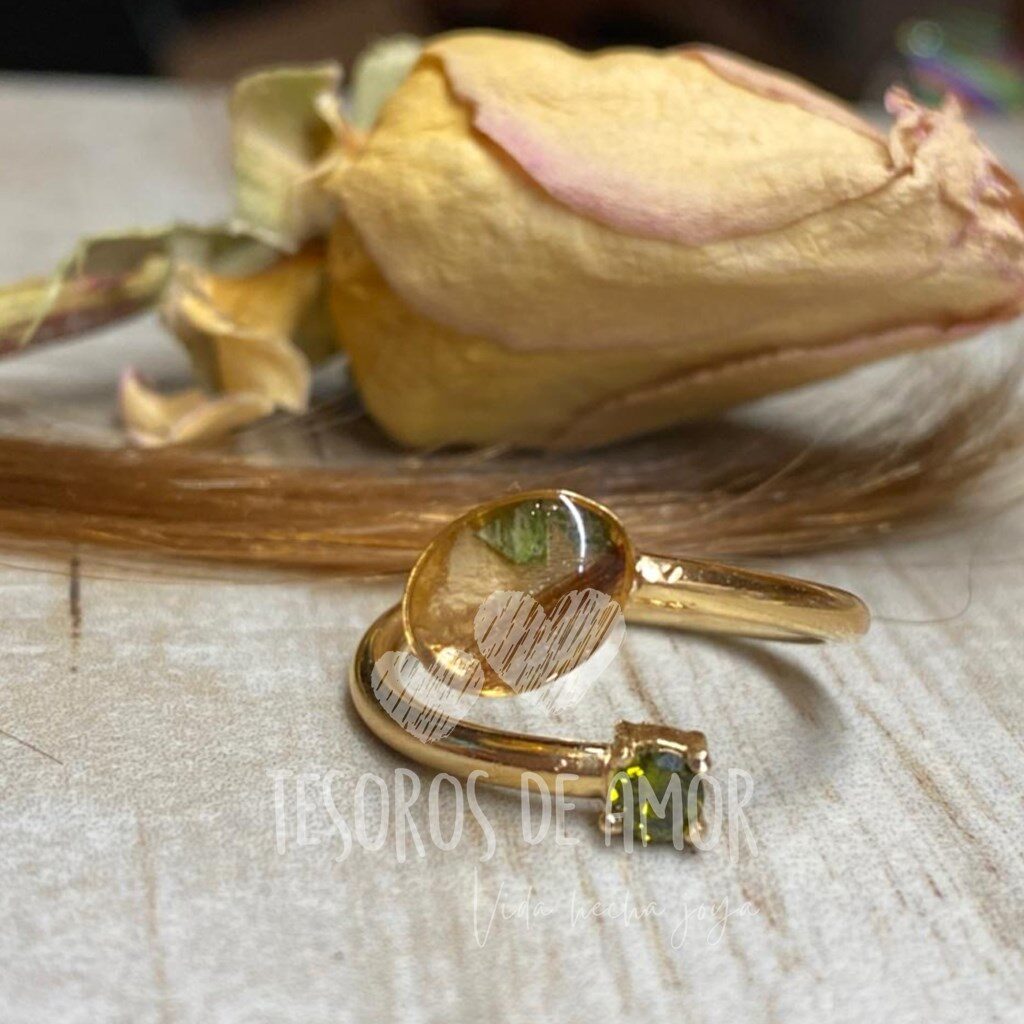 Anillo con Cabello, flores y glitter