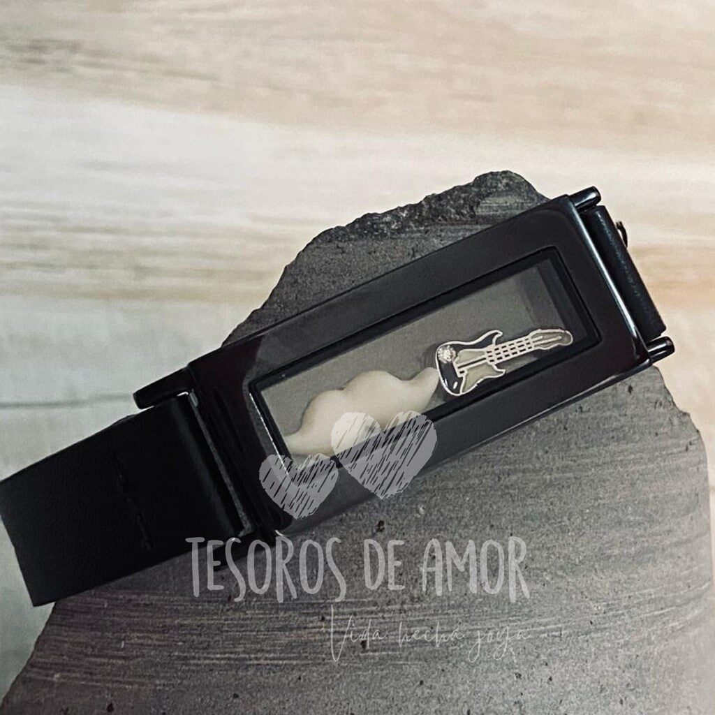 Relicario brazalete con figura “bigotes” y pieza metálica “guitarra”
