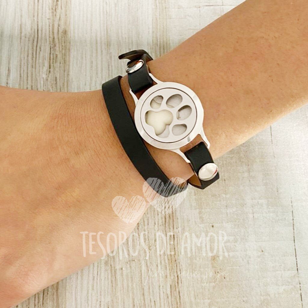 Relicario brazalete huella de perro con figura “corazón”