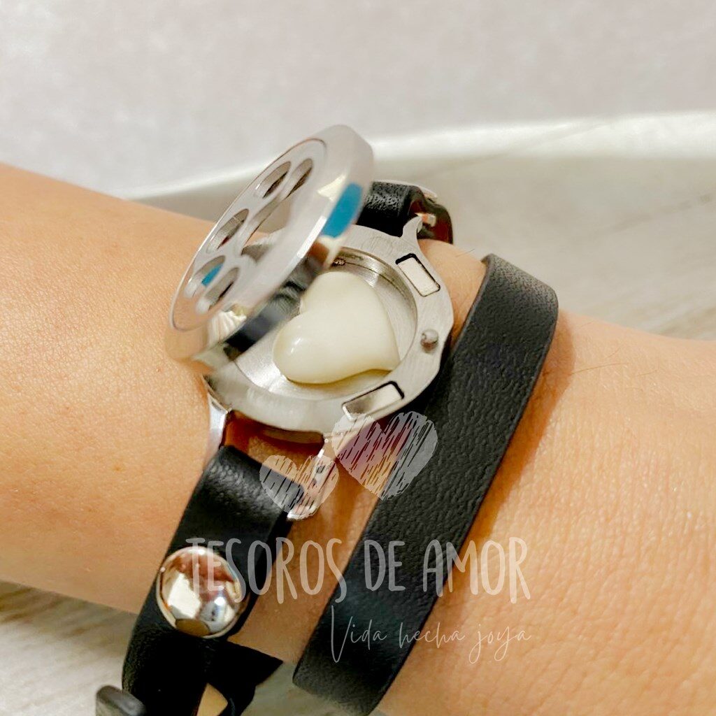 Relicario brazalete huella de perro con figura “corazón”
