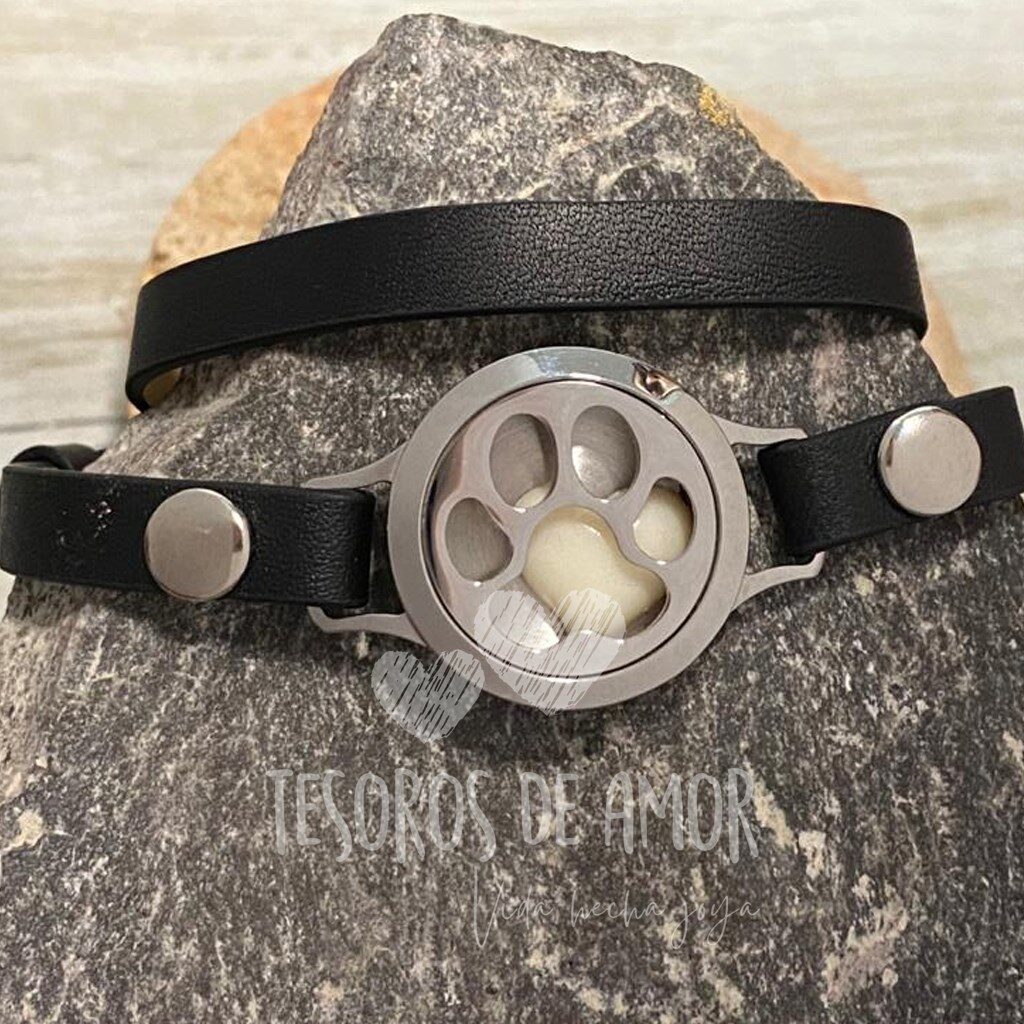 Relicario brazalete huella de perro con figura “corazón”