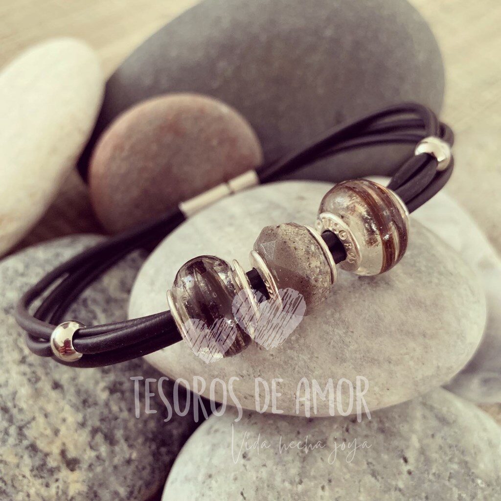 Pulsera caucho con charms plata lisos con cabello y charm plata facetado y con cenizas