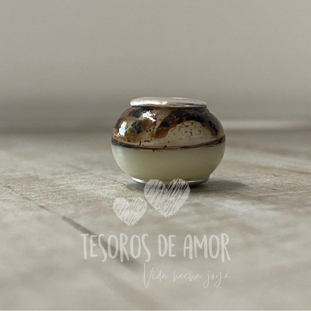Charm plata liso con cordón umbilical