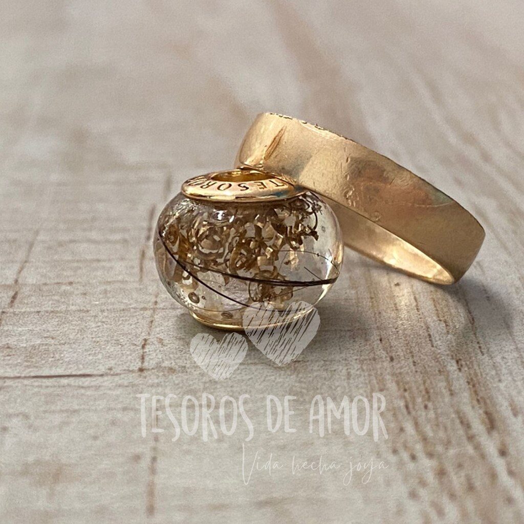 Charm dorado liso con anillo triturado