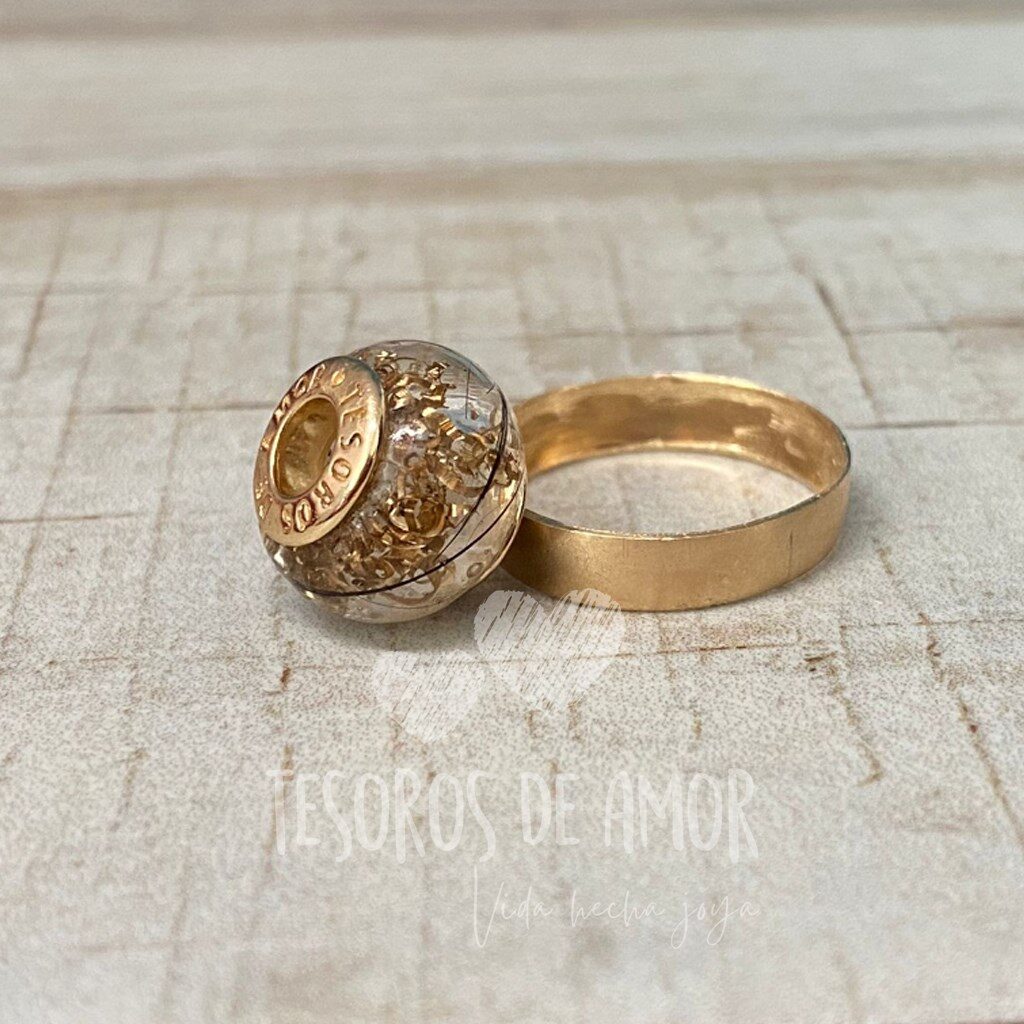 Charm dorado liso con anillo triturado
