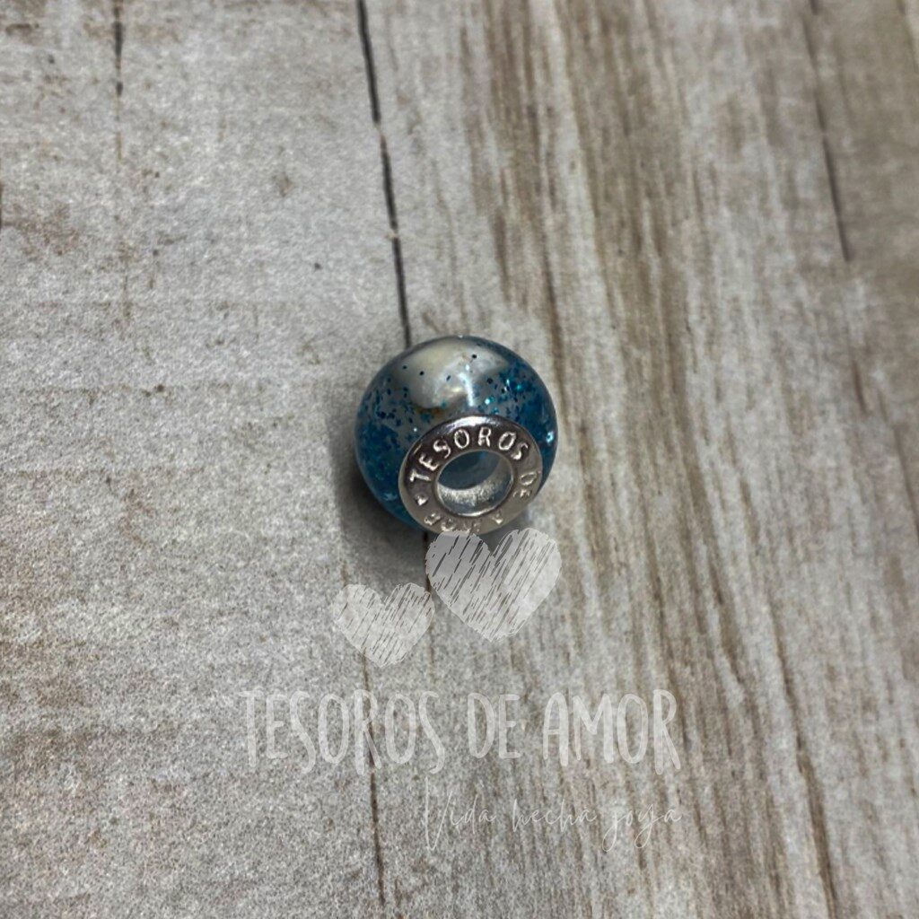 Charm plata liso con diente y glitter