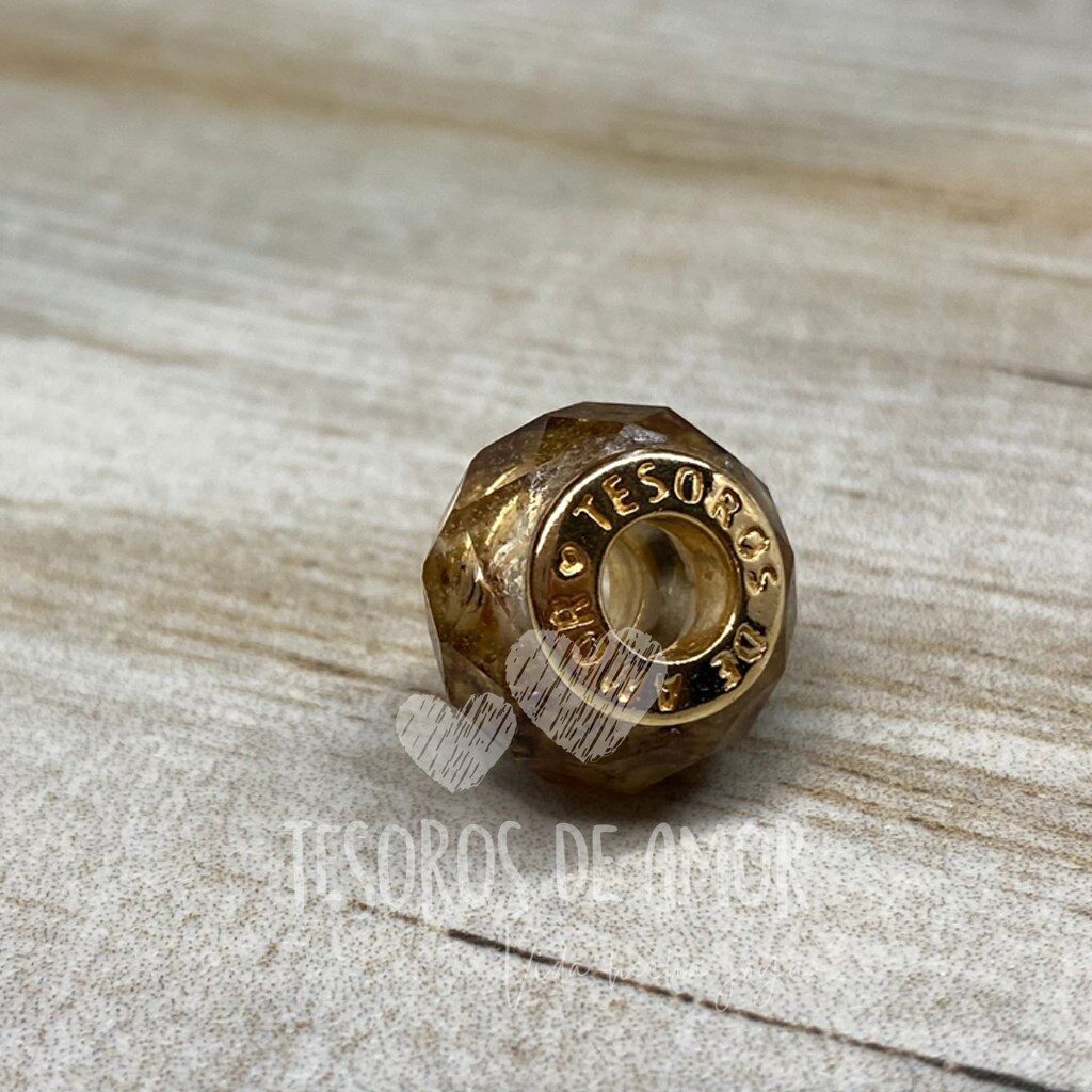 Charm dorado facetado