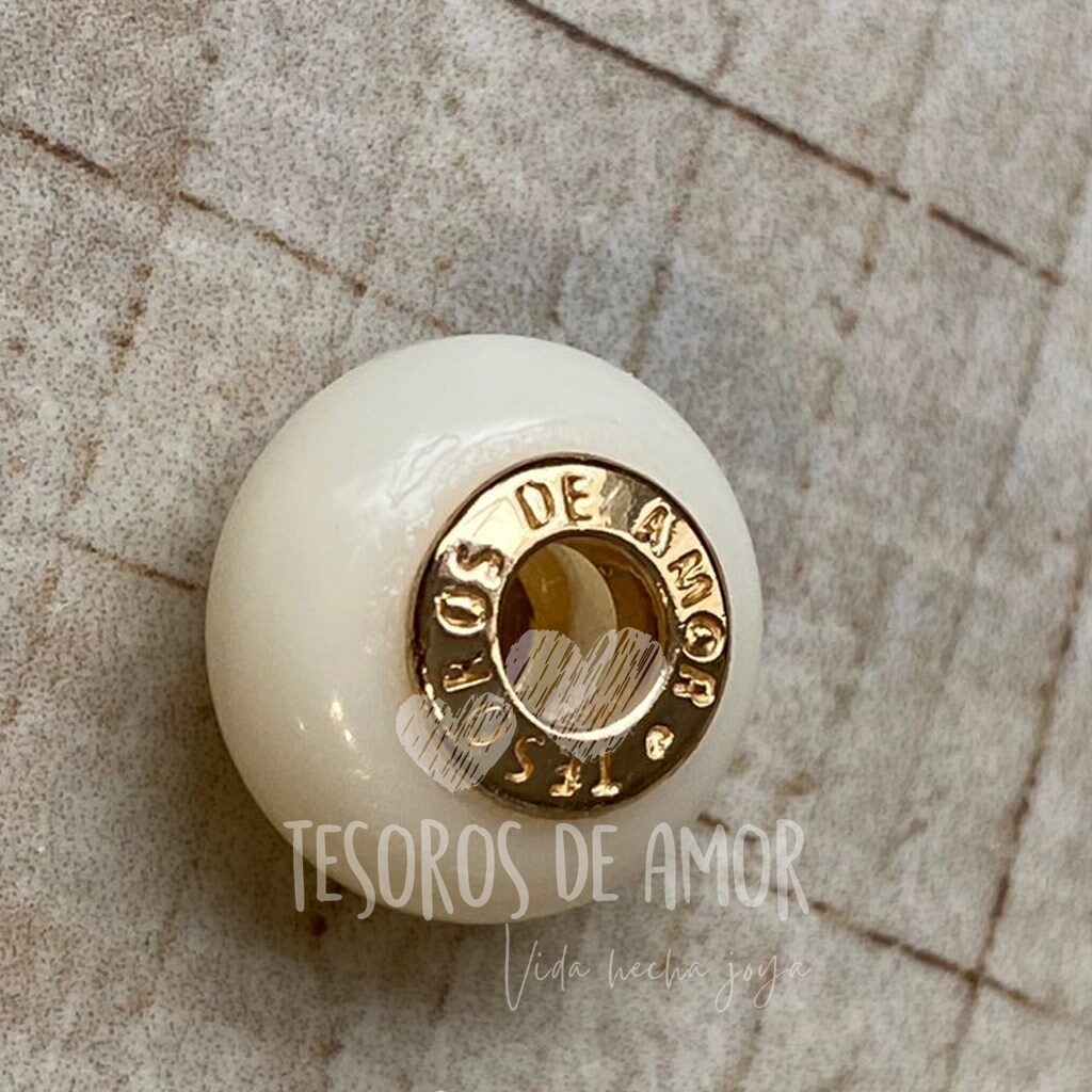 Charm dorado liso con leche materna