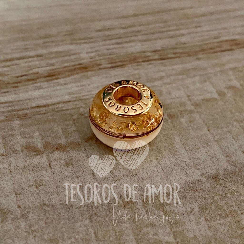 Charm dorado liso con lámina dorada y cabello