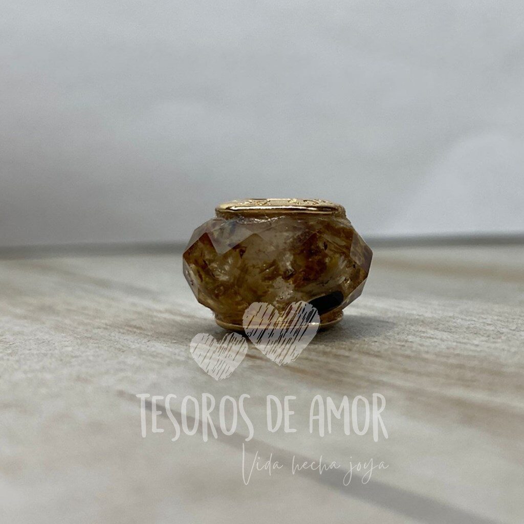 Charm dorado facetado