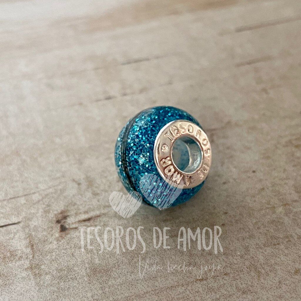 Charm plata liso con glitter y cabello