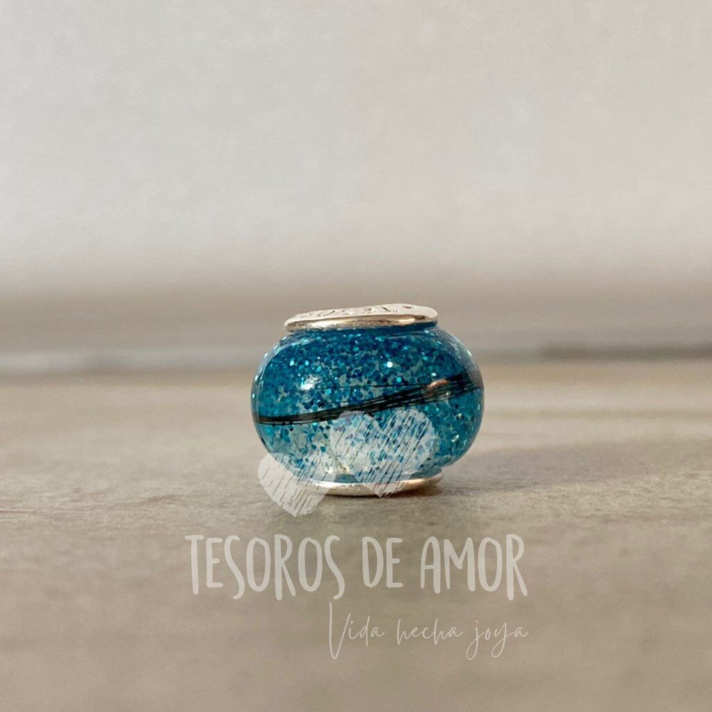 Charm plata liso con glitter y cabello