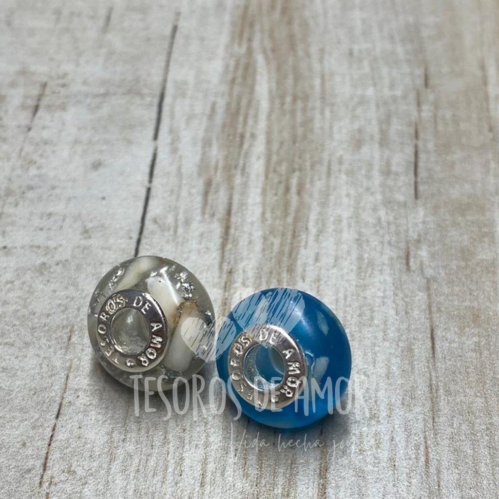 Charm plata facetado liso con dientes y lámina decorativa