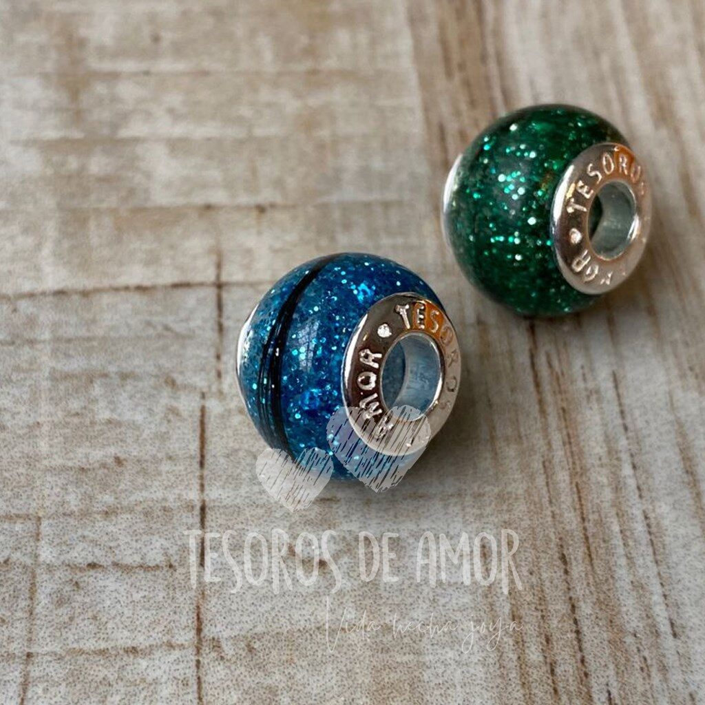 Charm plata con glitter y cabello