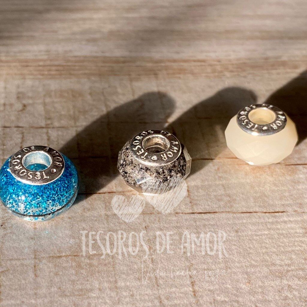 Charm plata liso con glitter y cabello; charm plata facetado y con ceniza; charm faetado y con leche materna