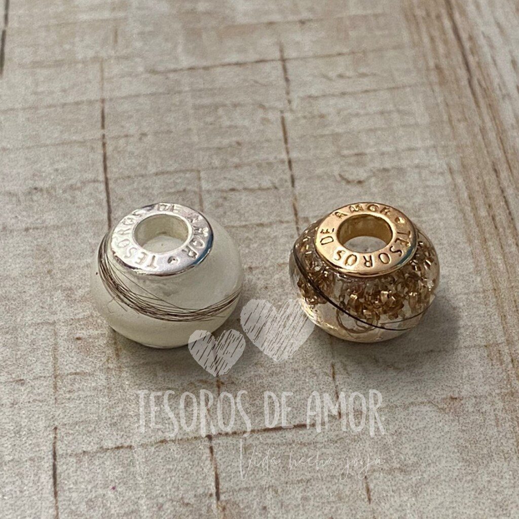 Charm plata con cabello y charms dorado con cabello y anillo triturado
