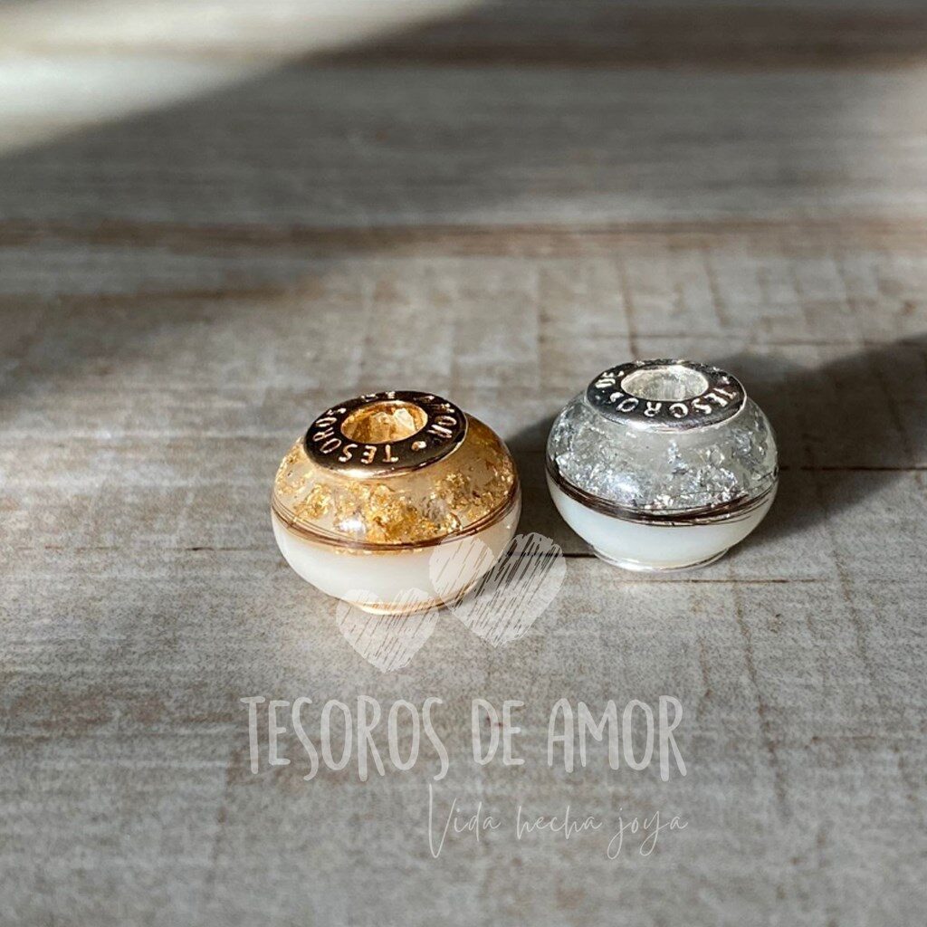 Charms con láminas decorativas y cabello