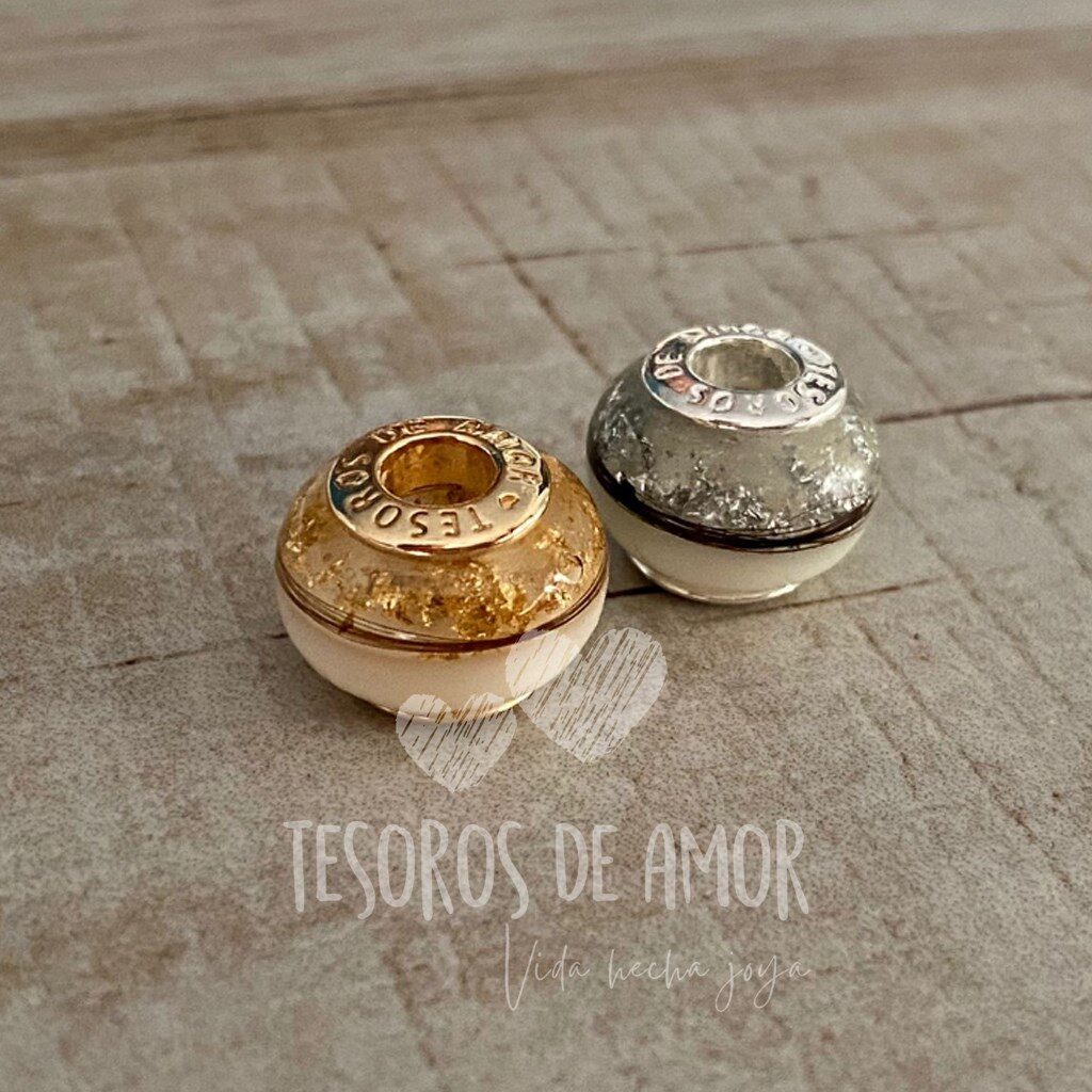 Charms con láminas decorativas y cabello