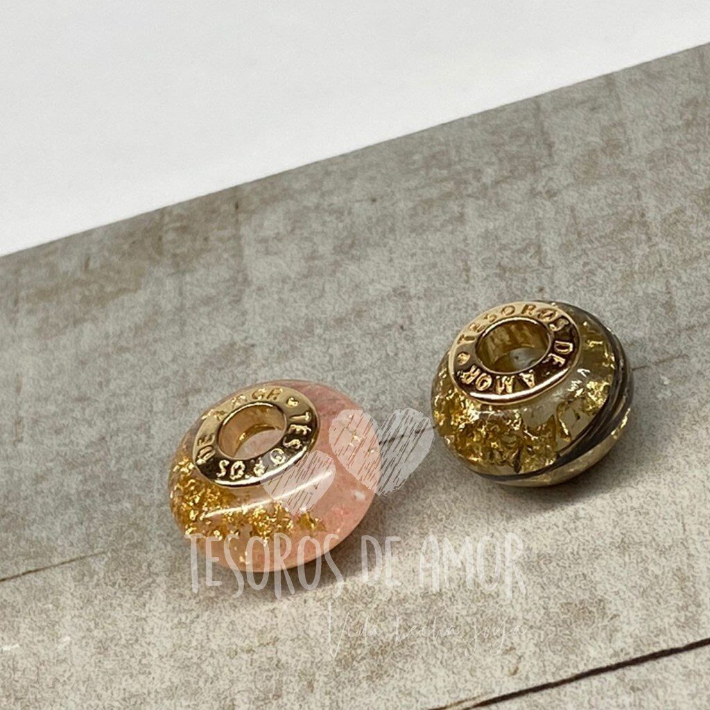 Charms dorados con lámina dorada y cabello