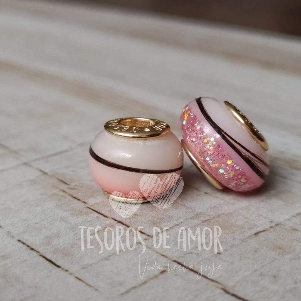 Charms dorados con glitter rosa y cabello