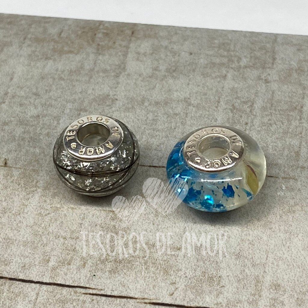 Charms con cabello y lámina decorativa