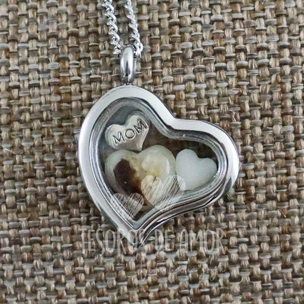 Relicario corazón plata chueco con figuras de leche con cordón umbilical “corazón” y pieza metálica plateada “mom”