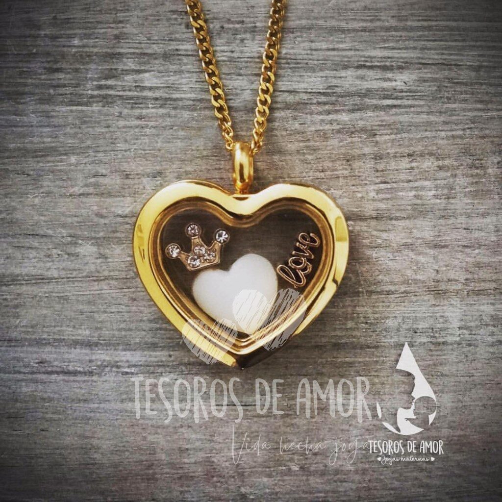 Relicario corazón dorado con figura “corazón” y piezas metálicas doradas “love” y “corona brillos”
