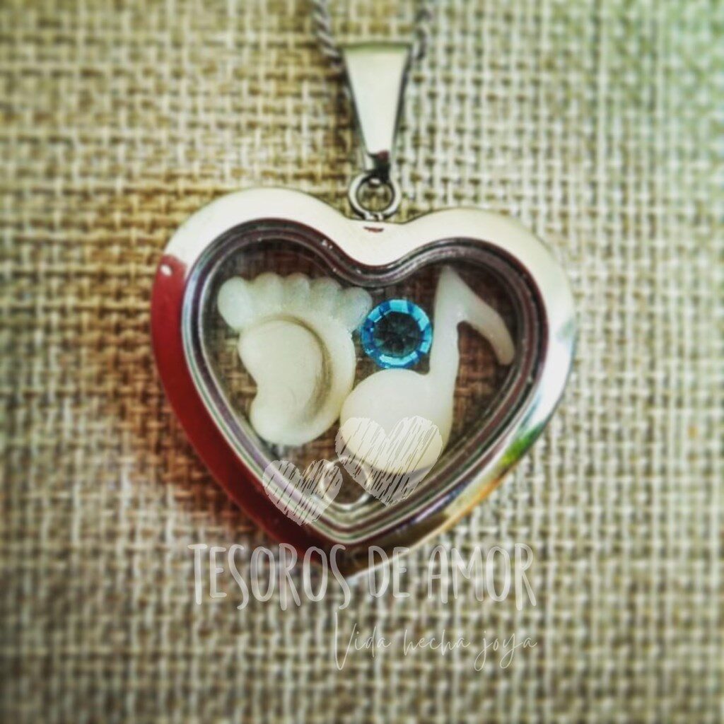 Relicario corazón plata liso con figura “pie” con cabello y “nota musical”; piedra del mes