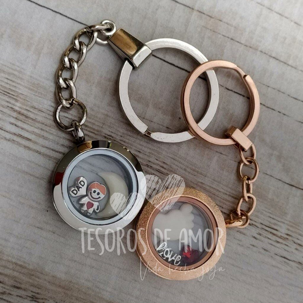 Llavero relicario plata y dorado con piezas de plata y figuras de leche