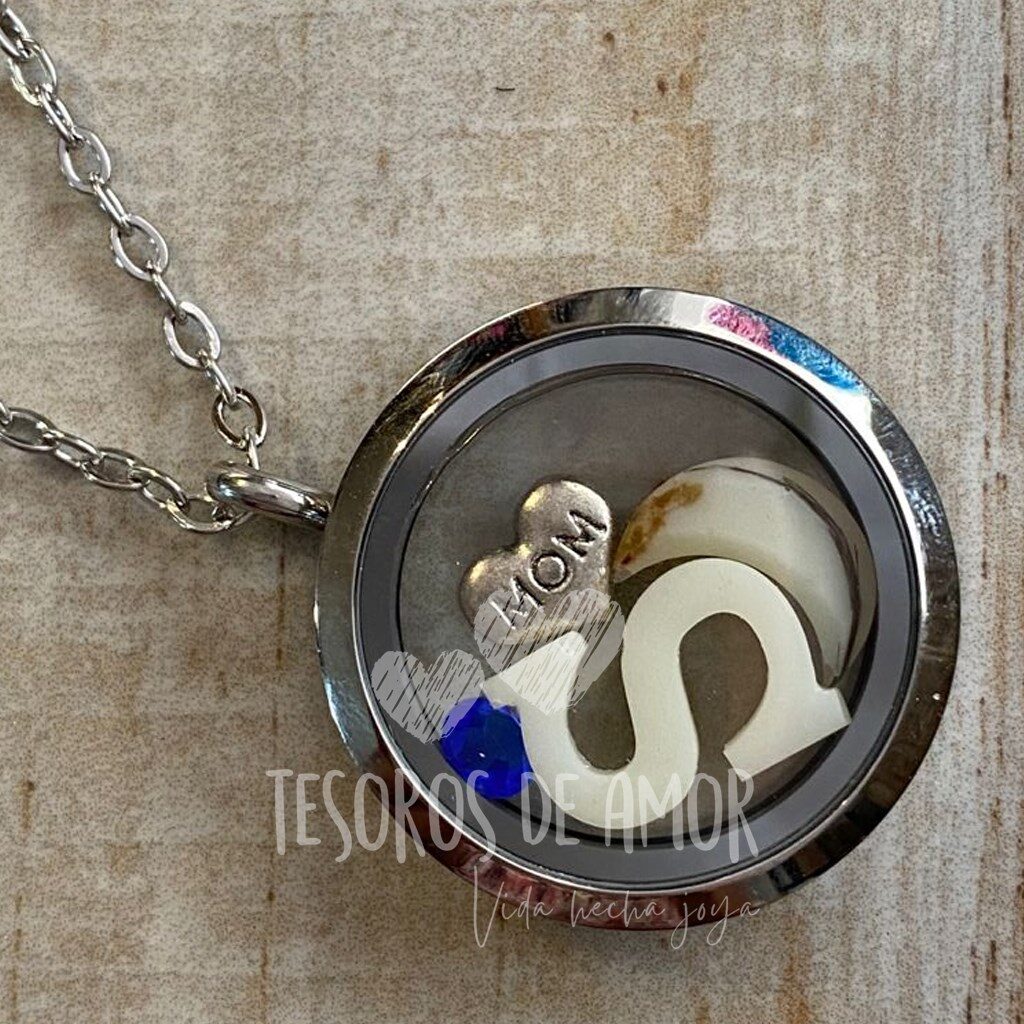 Relicario redondo liso con figura luna de cabello, figura letra “L” , piedra del mes y figura plateada “mom”