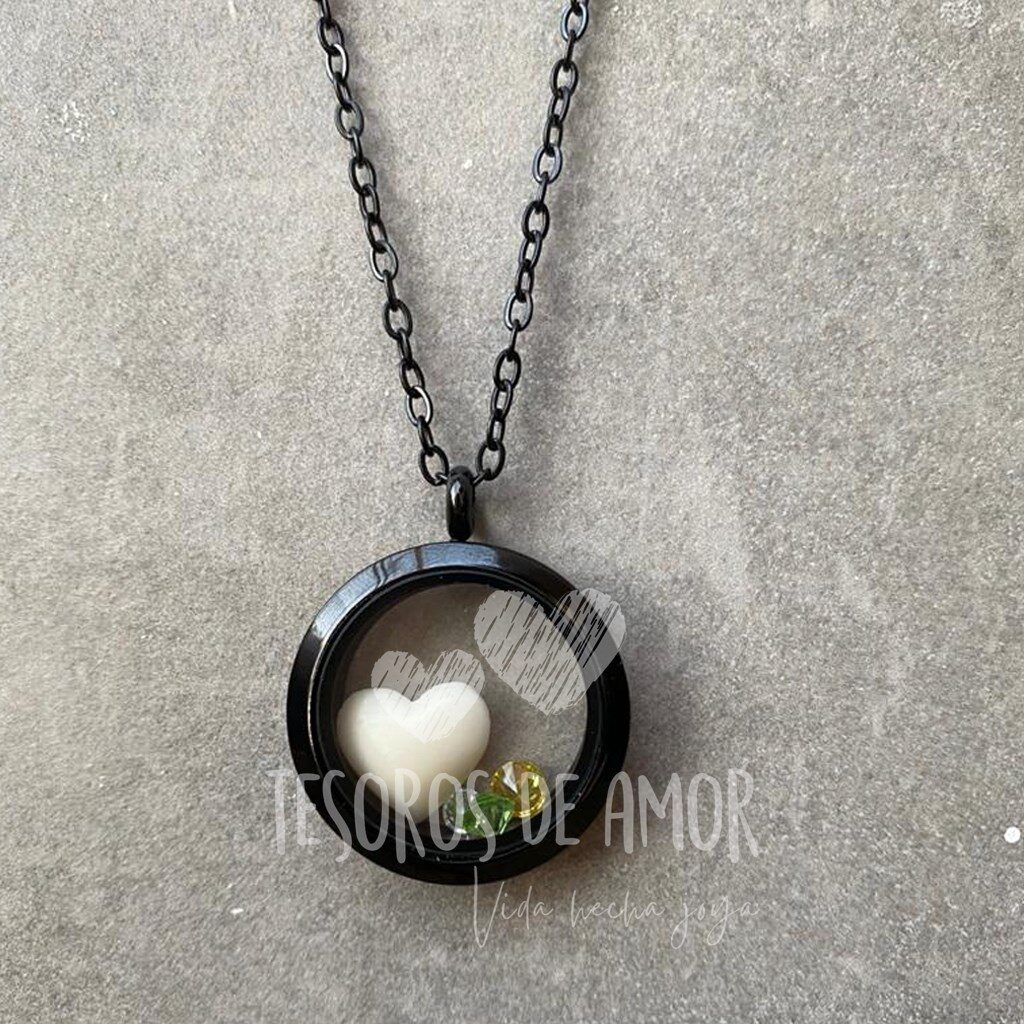 Relicario redondo liso negro con figura de leche “corazón” con dos piedras del mes