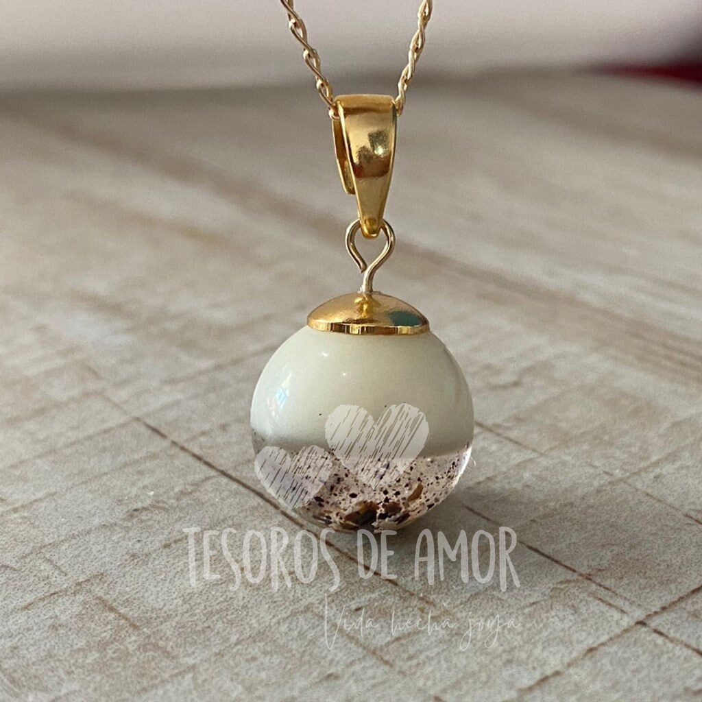 Perla grande con cordón umbilical