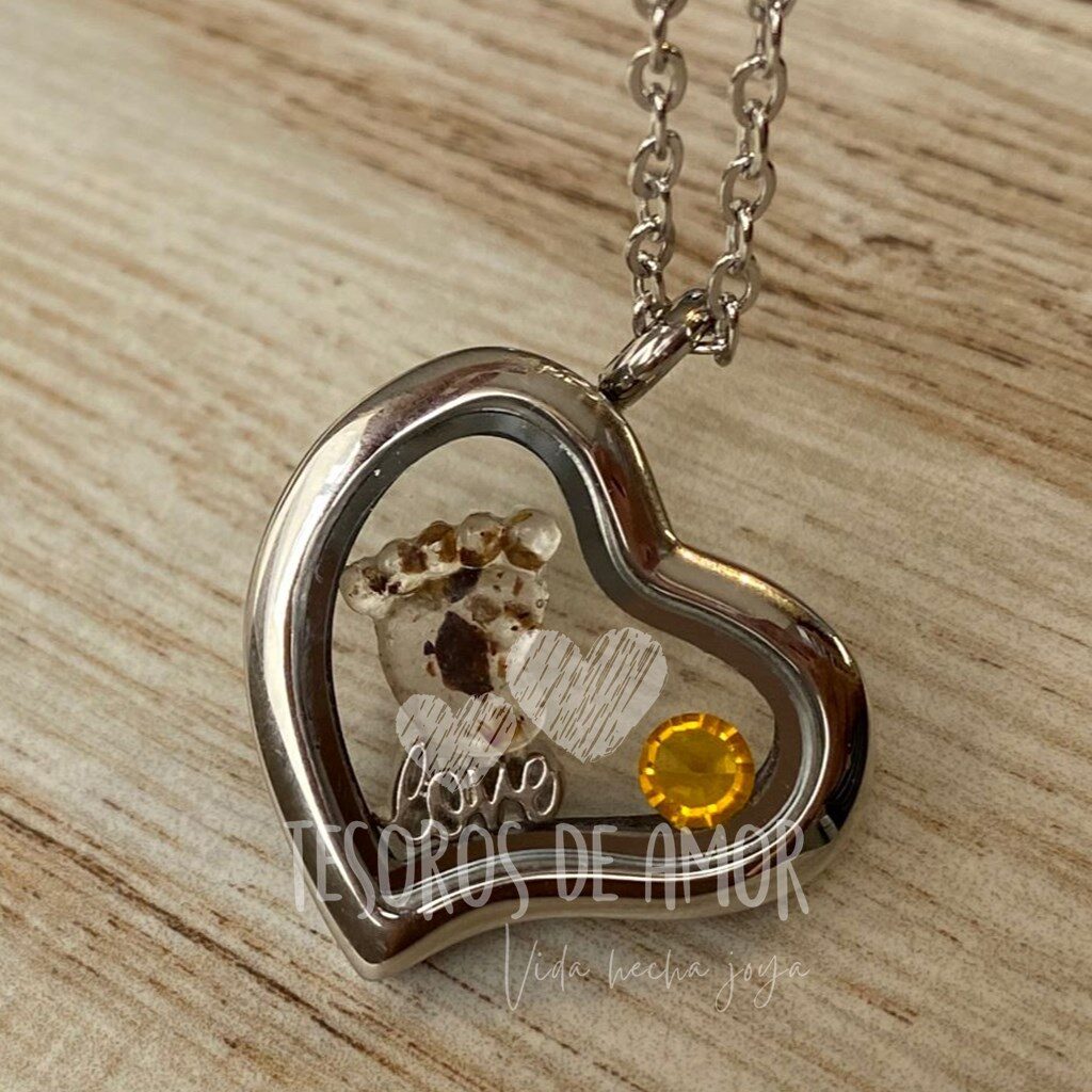 Relicario corazón chueco con figura pie con cordón umbilical y piedra del mes