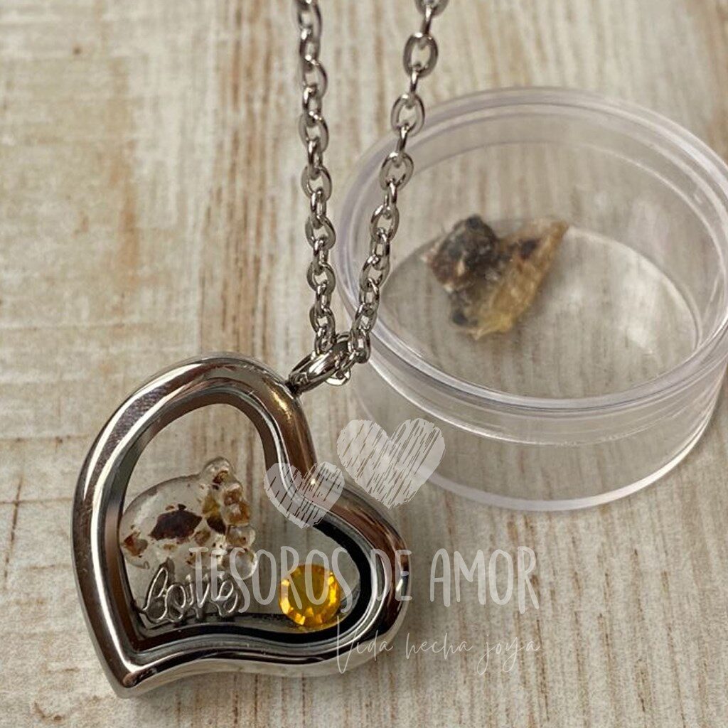 Relicario corazón chueco con figura pie con cordón umbilical y piedra del mes