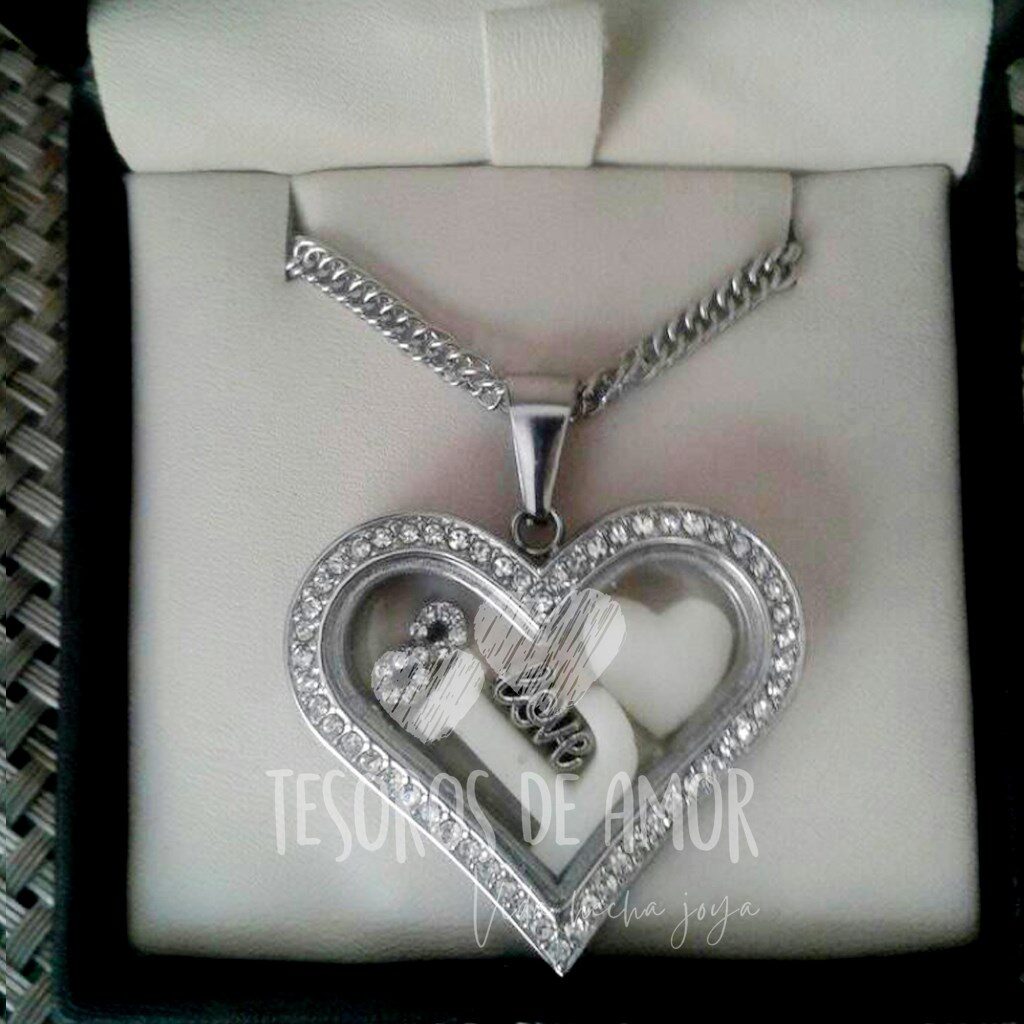 Relicario corazón brilllos con figura de leche corazón y letra “L”; piezas metálicas plateadas “infinito” y “love”