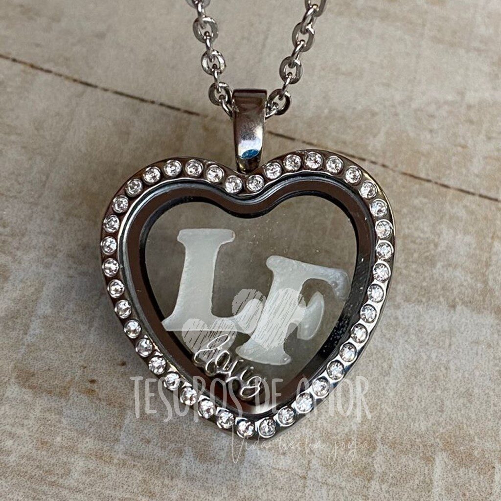 Relicario corazón brillos figuras de letras “L” y “F”