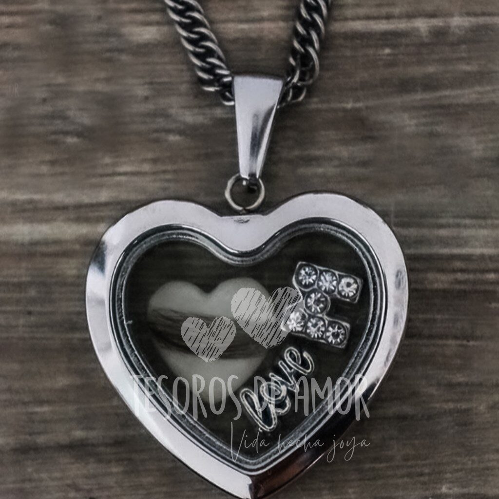 Relicario corazón liso con figura “corazón” de cabello y piezas metálicas plateadas “letra con brillos” y “love”