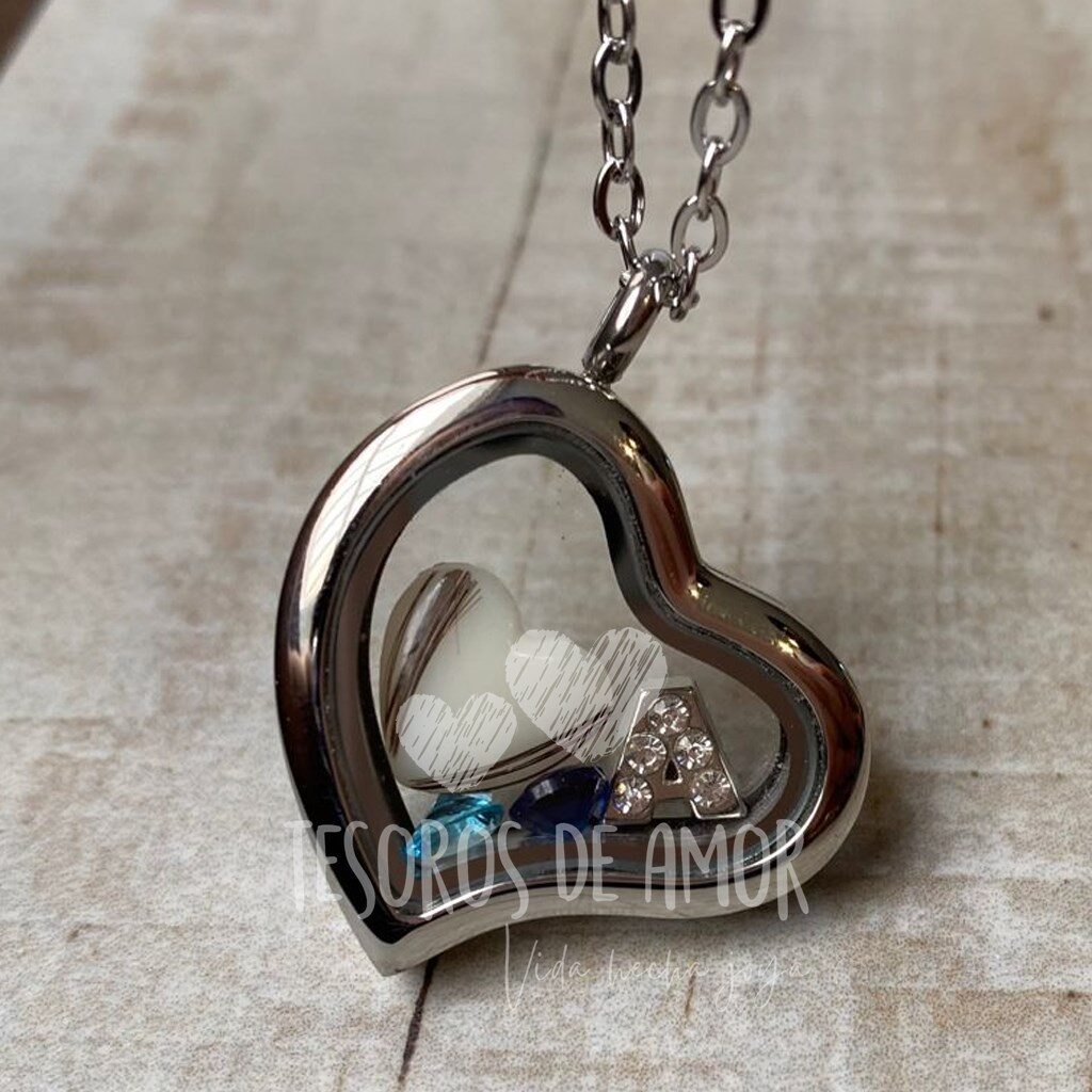 Relicario chueco con figura corazón de cabellos, 2 piedras del mes y figura plateada “letra con brillos”
