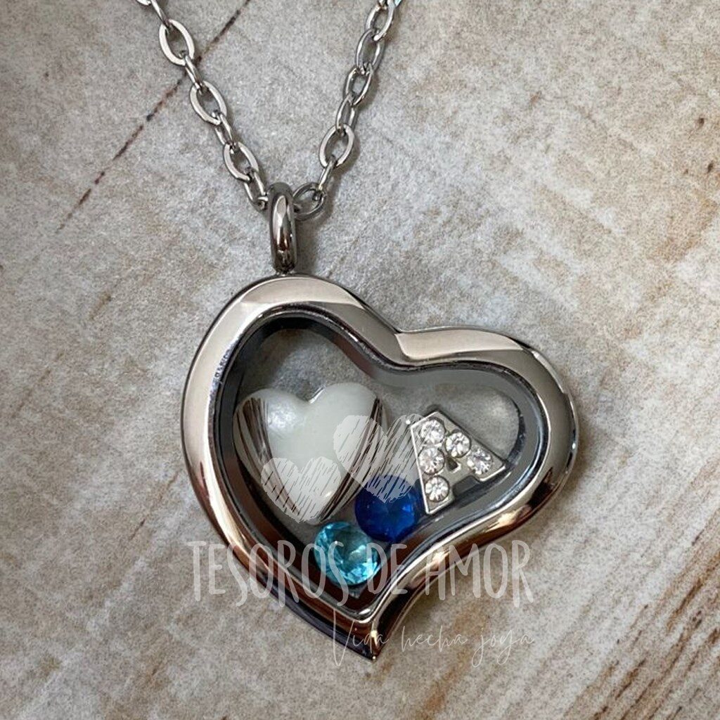 Relicario chueco con figura corazón de cabellos, 2 piedras del mes y figura plateada “letra con brillos”