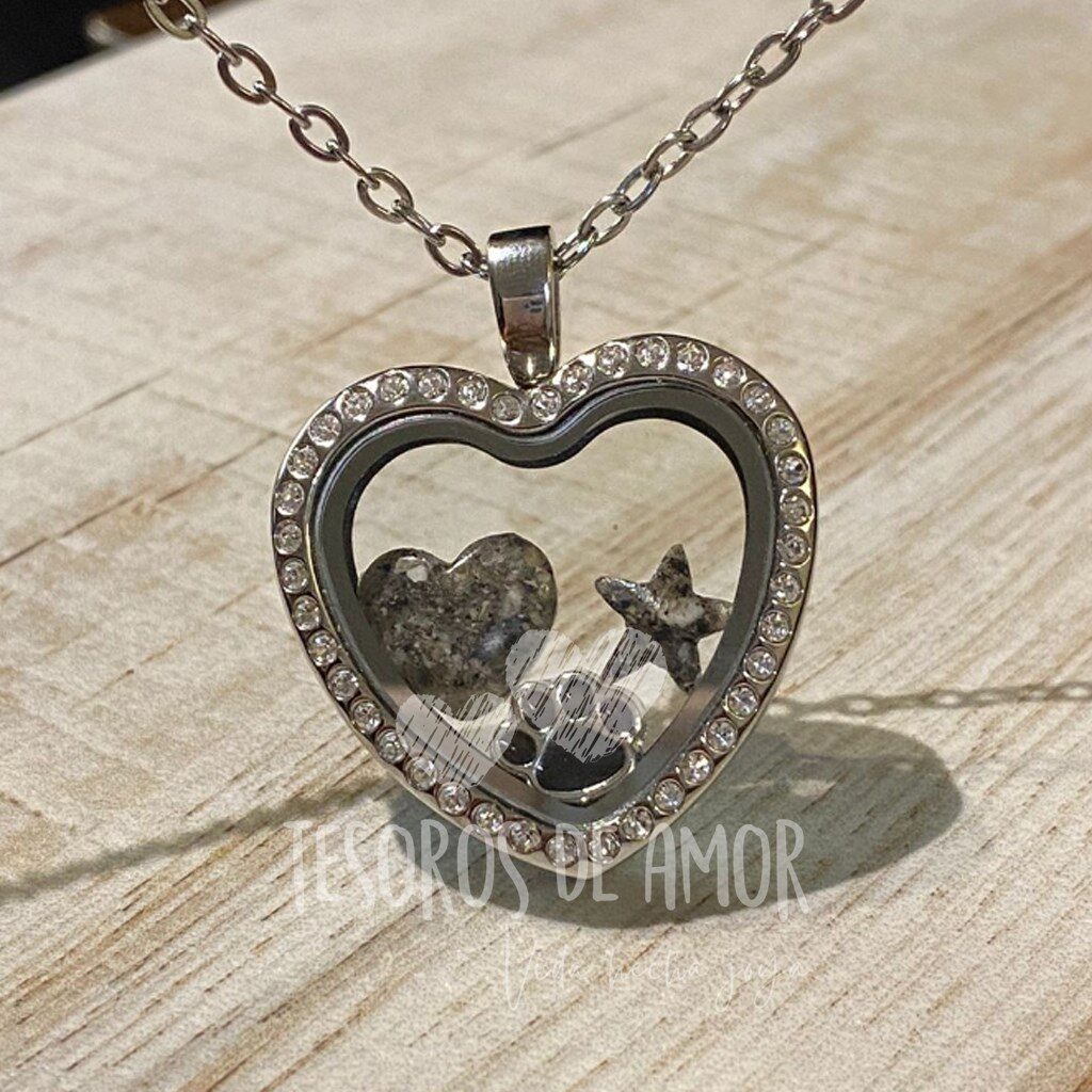 Relicario corazon brillos con figura de corazón y estrellas de cenizas de perro y pieza metálica “huella de perro”