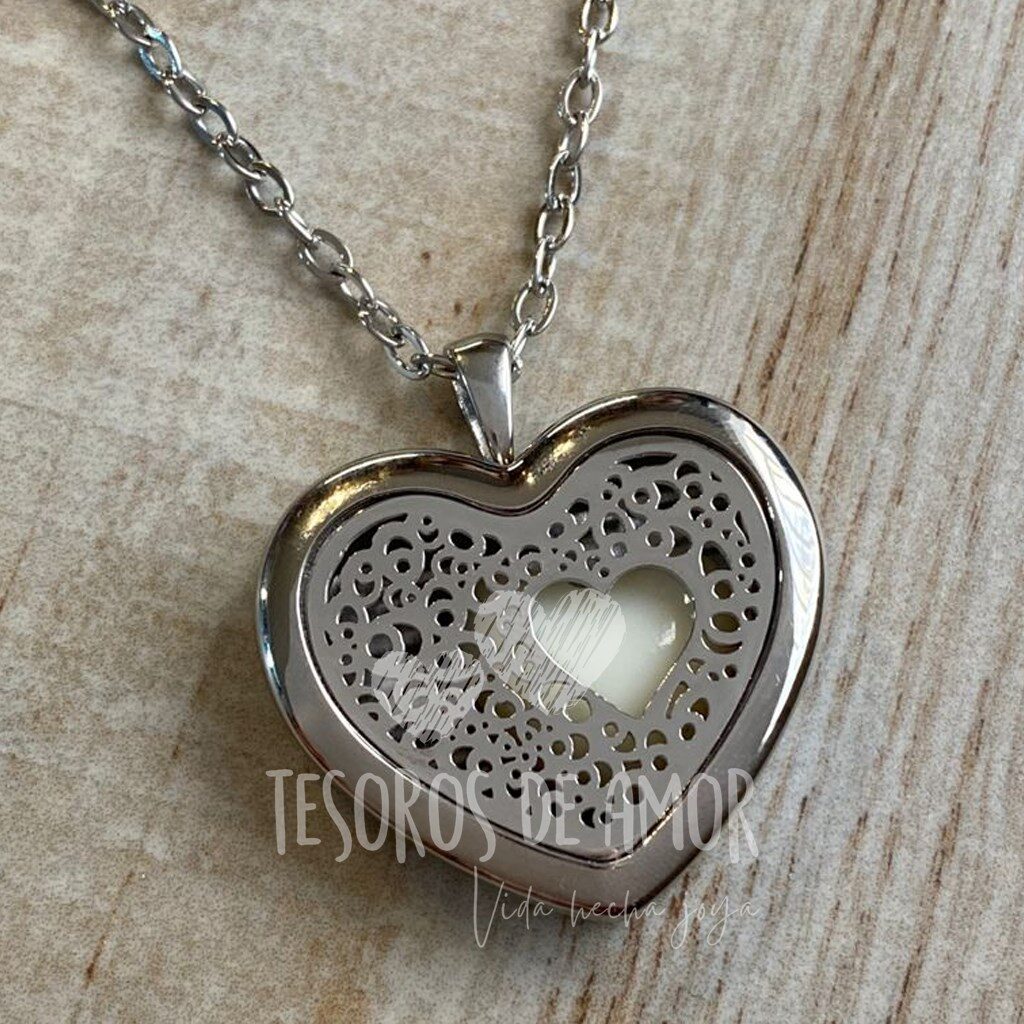 Relicario corazón graquelado con figura corazón con cabello