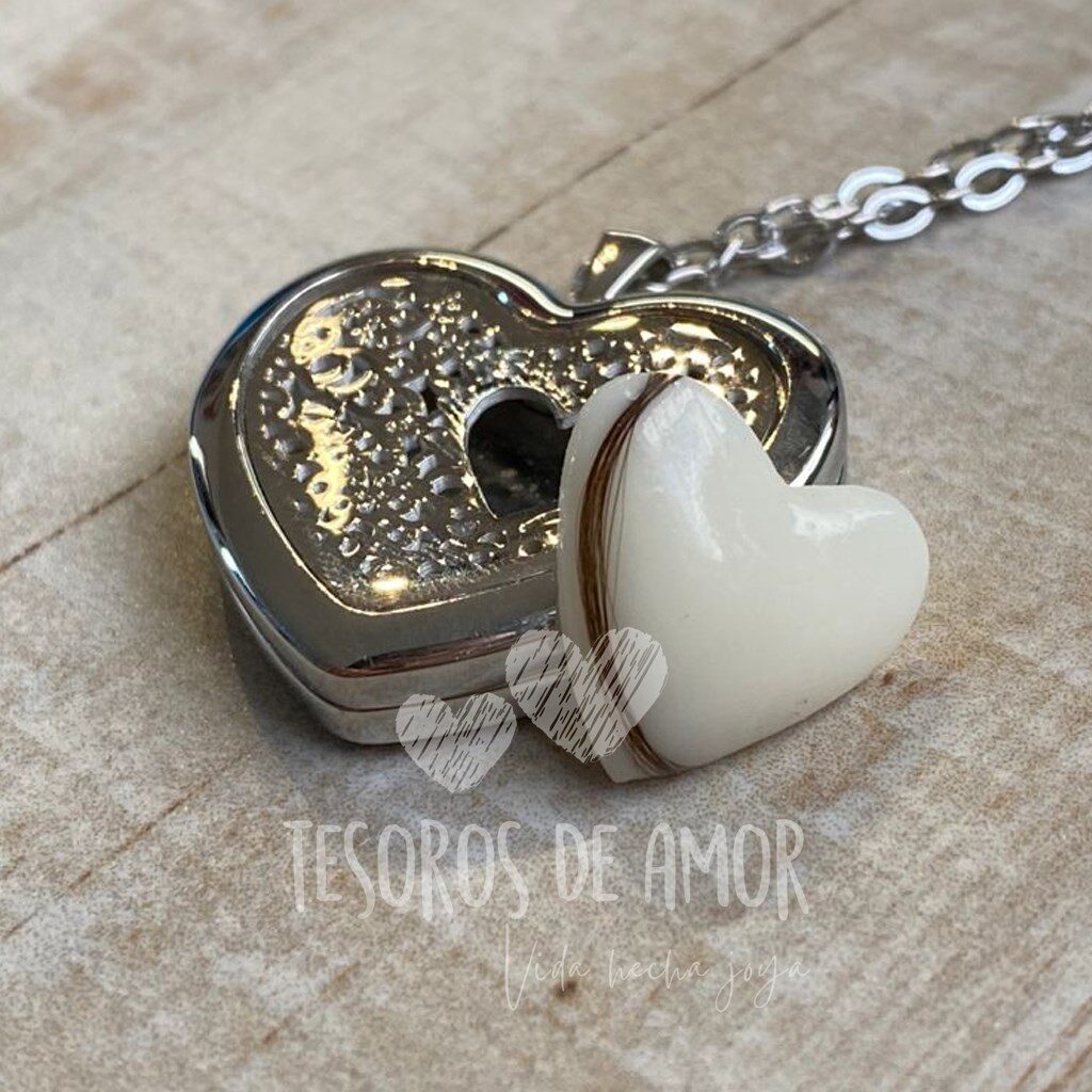 Relicario corazón graquelado con figura corazón con cabello