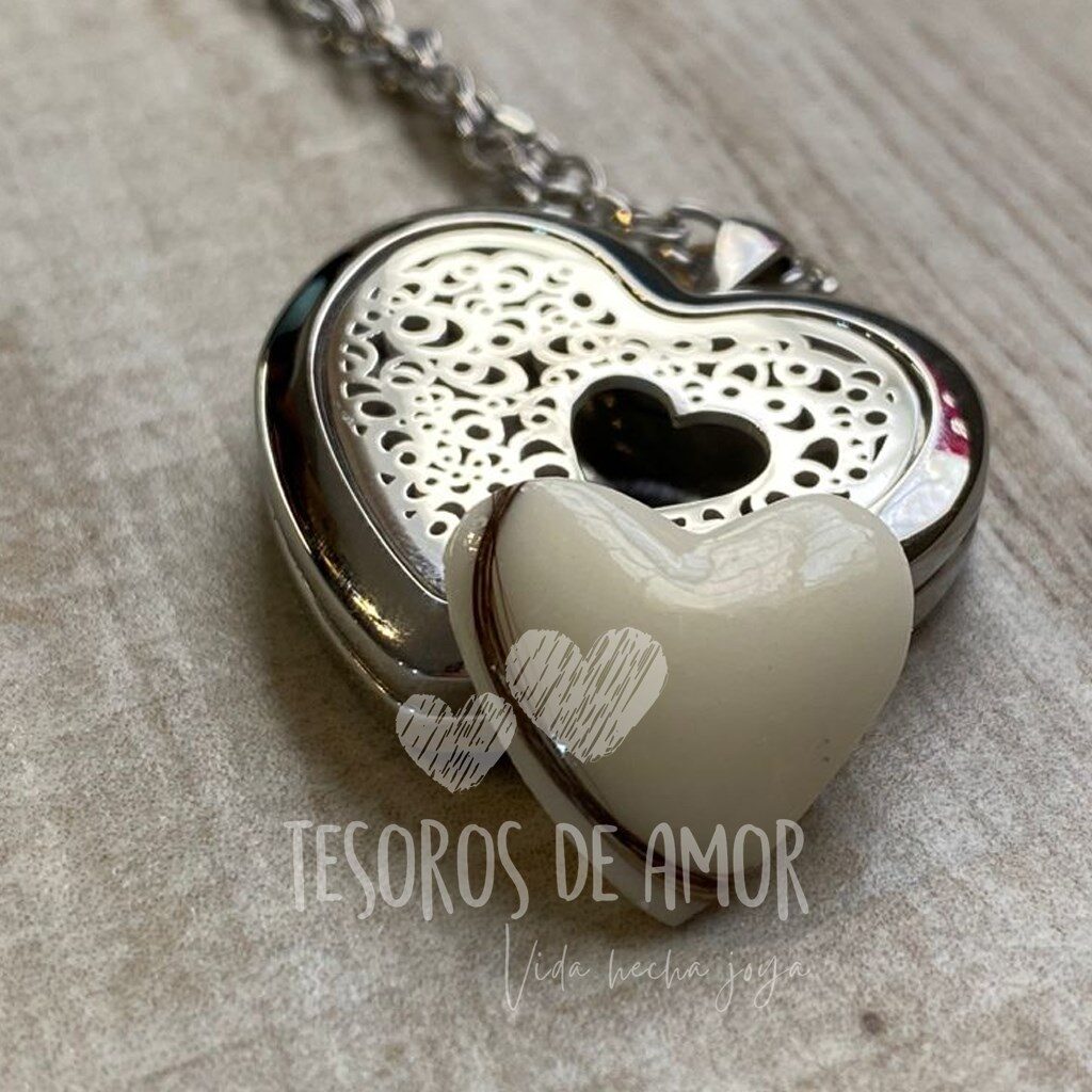 Relicario corazón graquelado con figura corazón con cabello