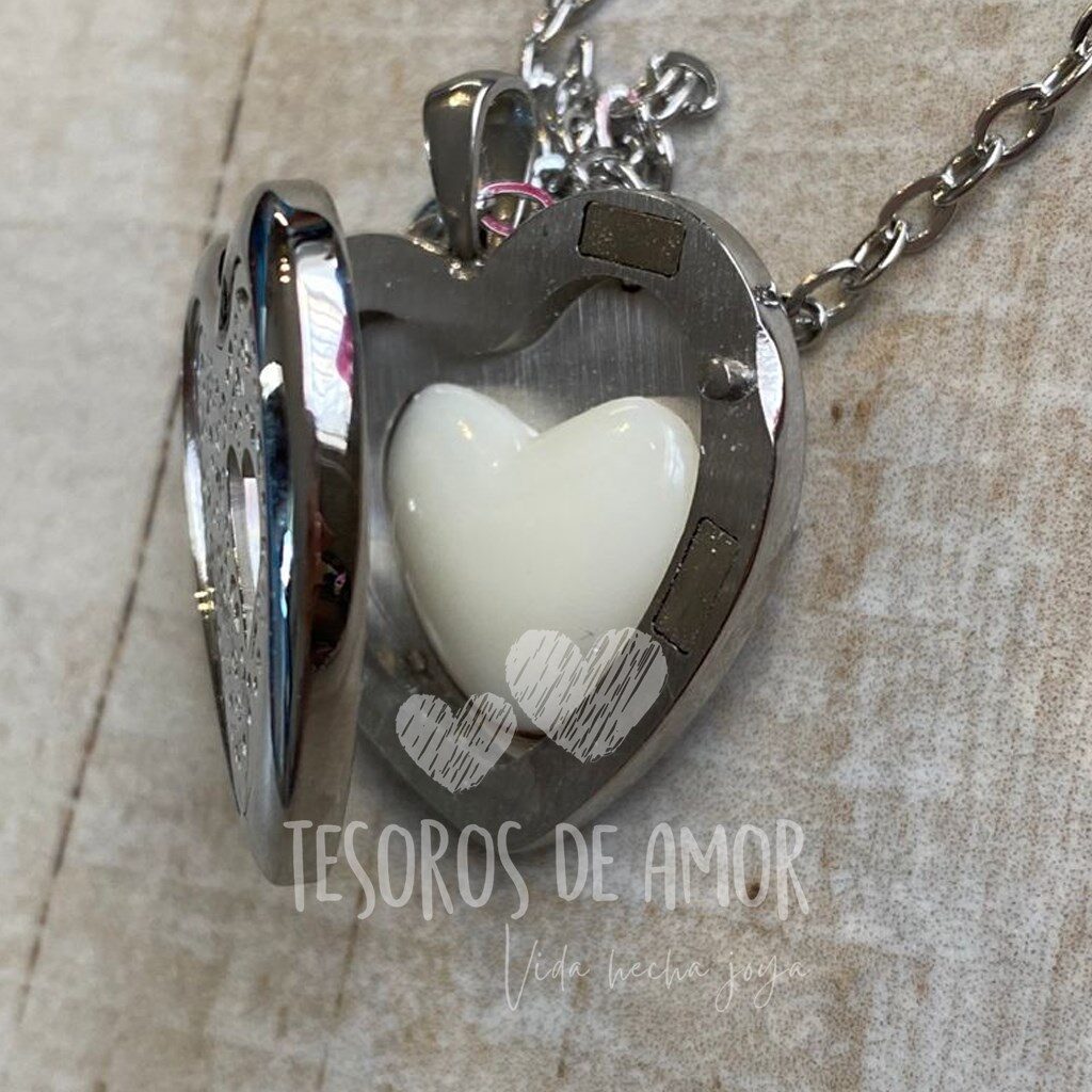 Relicario graquelado abierto con figura corazón