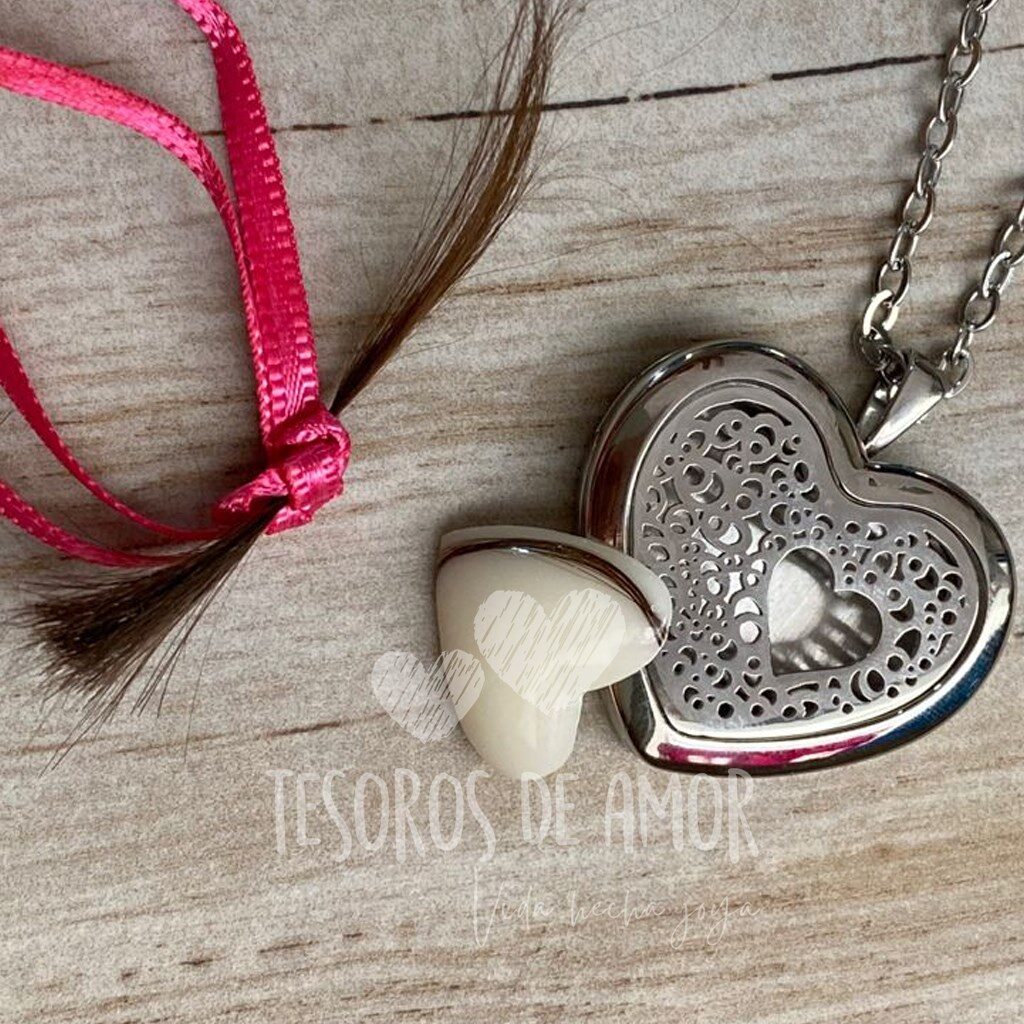 Relicario graquelado con figura corazón con cabello