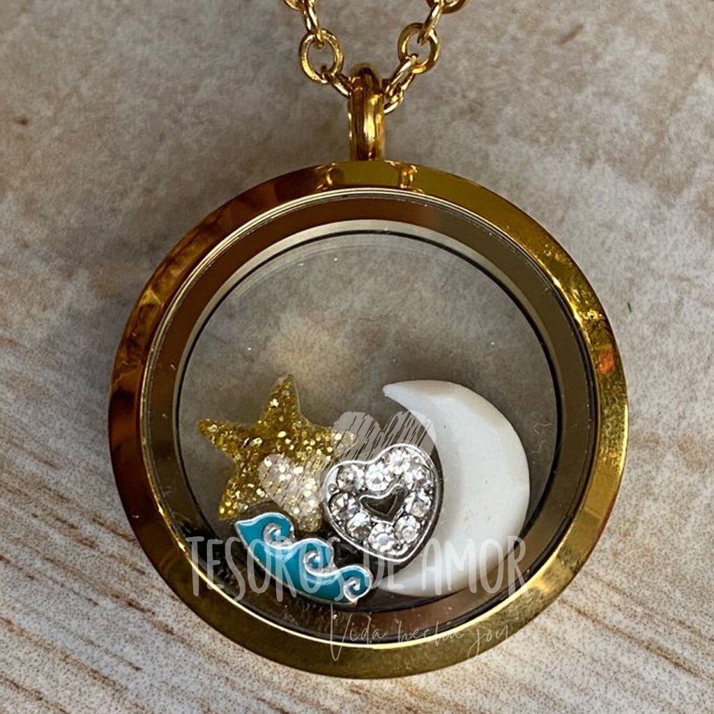 Relicario liso dorado con figura estrella glitter, luna “L”, pieza metálica “ola” y corazón plata con brillos