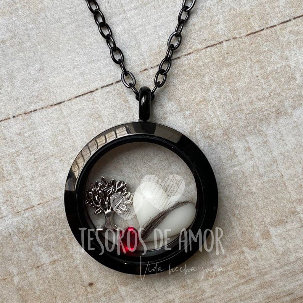Relicario negro con pieza metálica plateada árbol, piedra del mes y figura de leche corazón con cabello