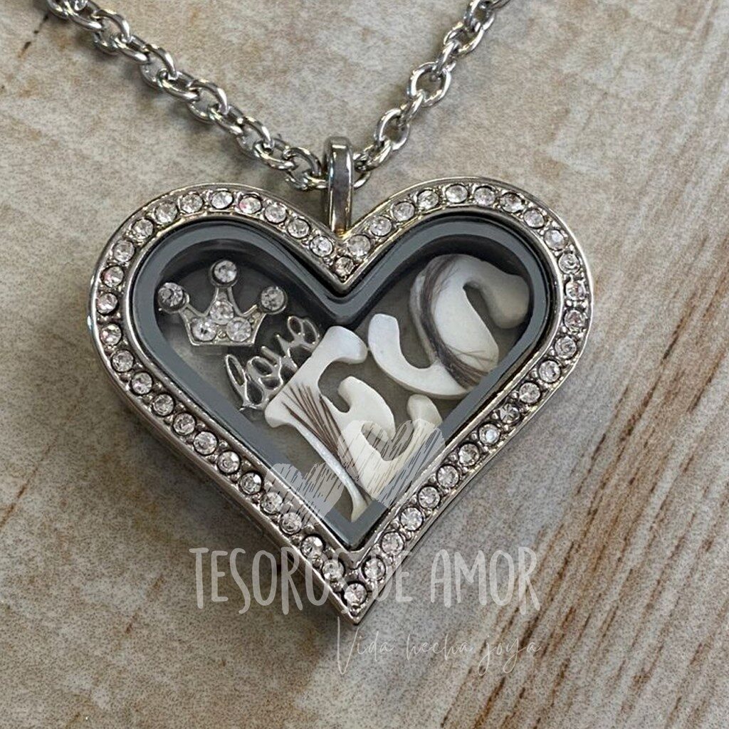 Relicario corazón brillos con pieza de metal corona, pieza de metal “love” y dos letras de figura de leche con cabello “E” y “S”