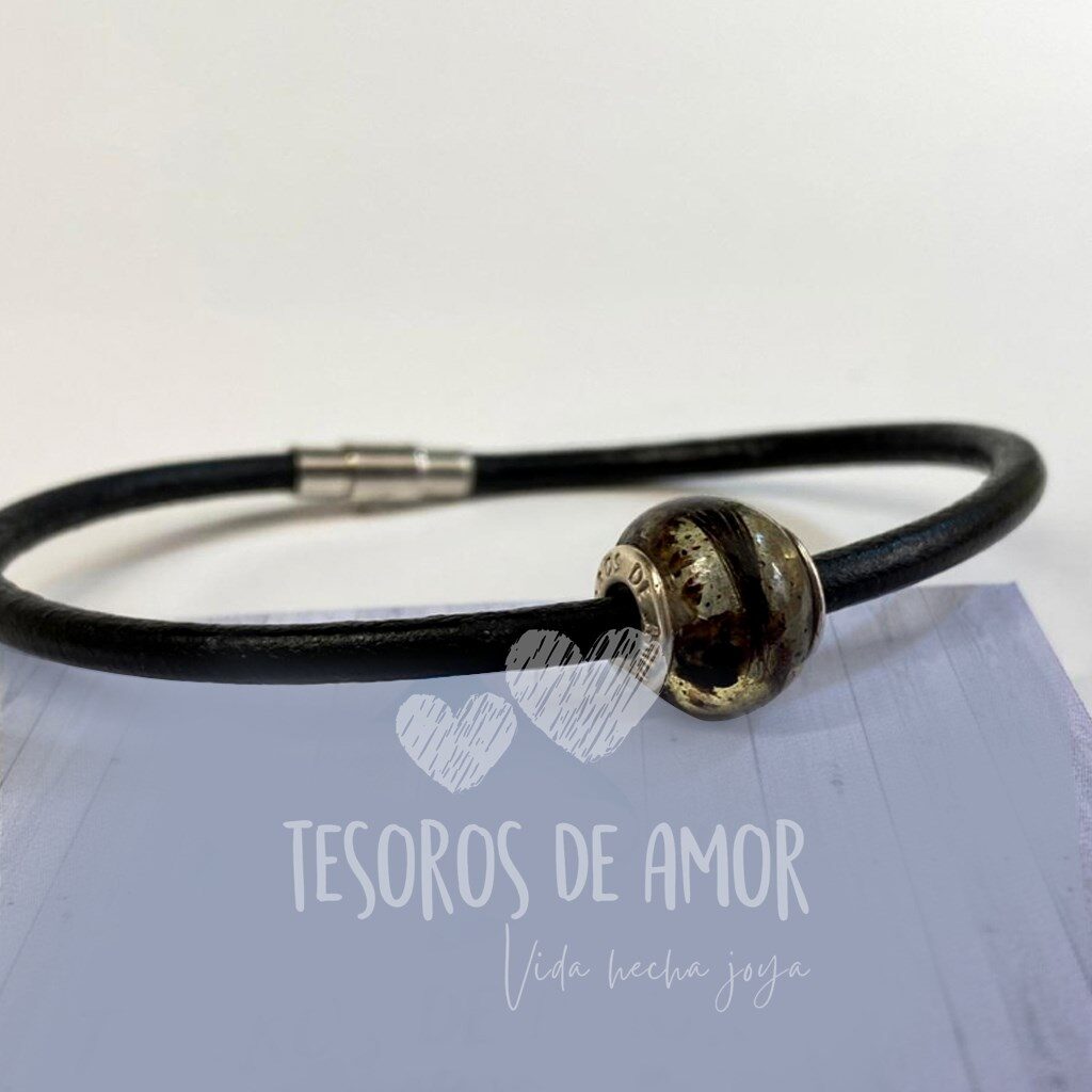 Pulsera piel con charm plata liso con cabello y cordón umbilical