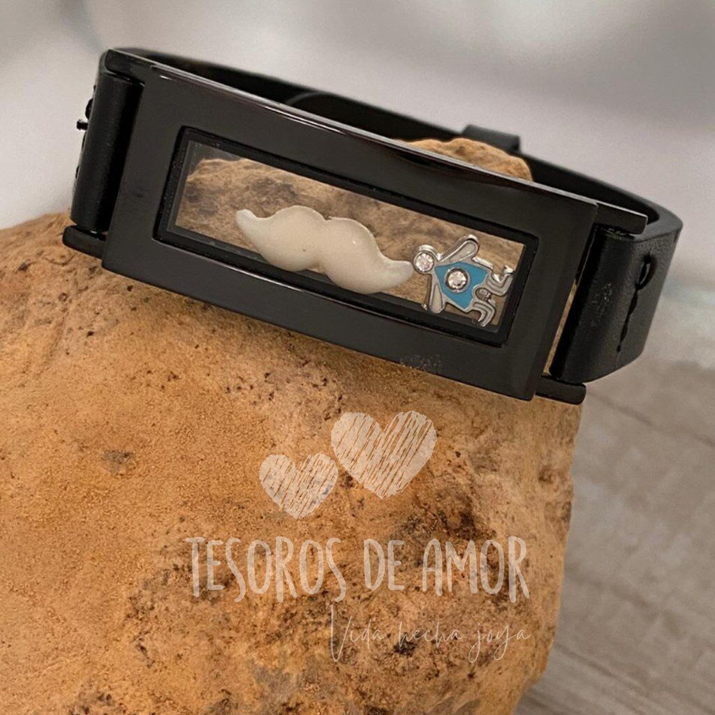 Relicario brazalete con figura “bigotes” y pieza metálica “niño”